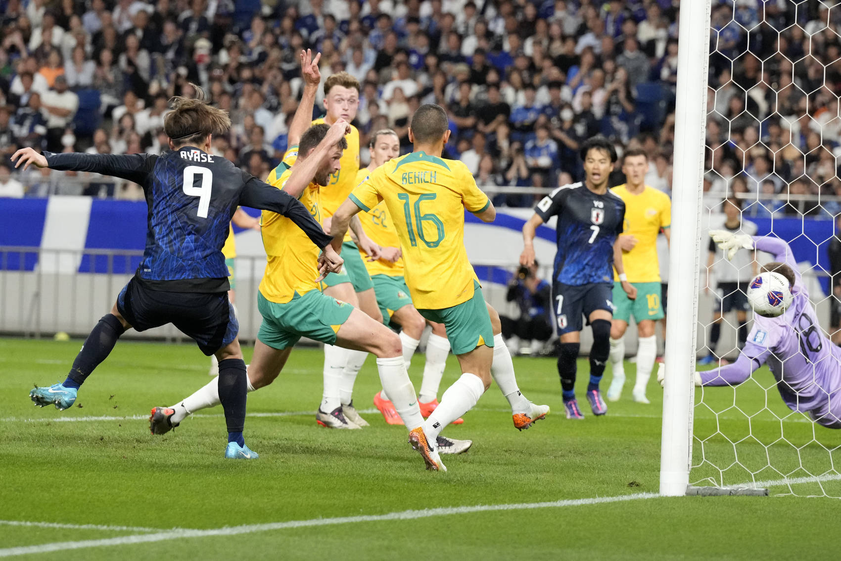 世界杯篮球预选赛现场战况激烈，球队捉对厮杀