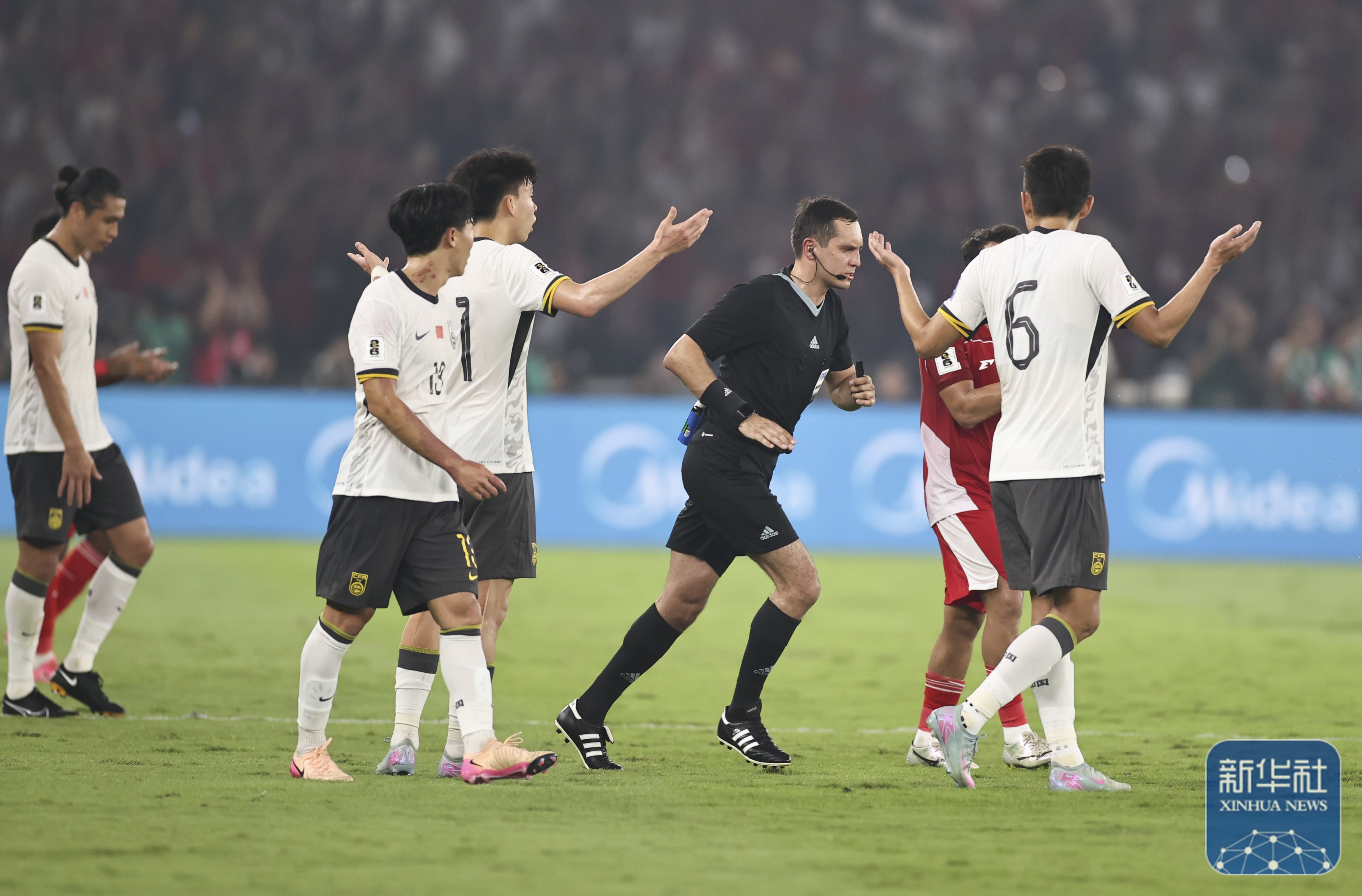 世界杯篮球预选赛现场战况激烈，球队捉对厮杀