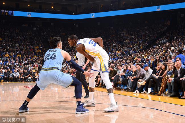 猛龙客场大胜灰熊，取得八连胜稳住榜首