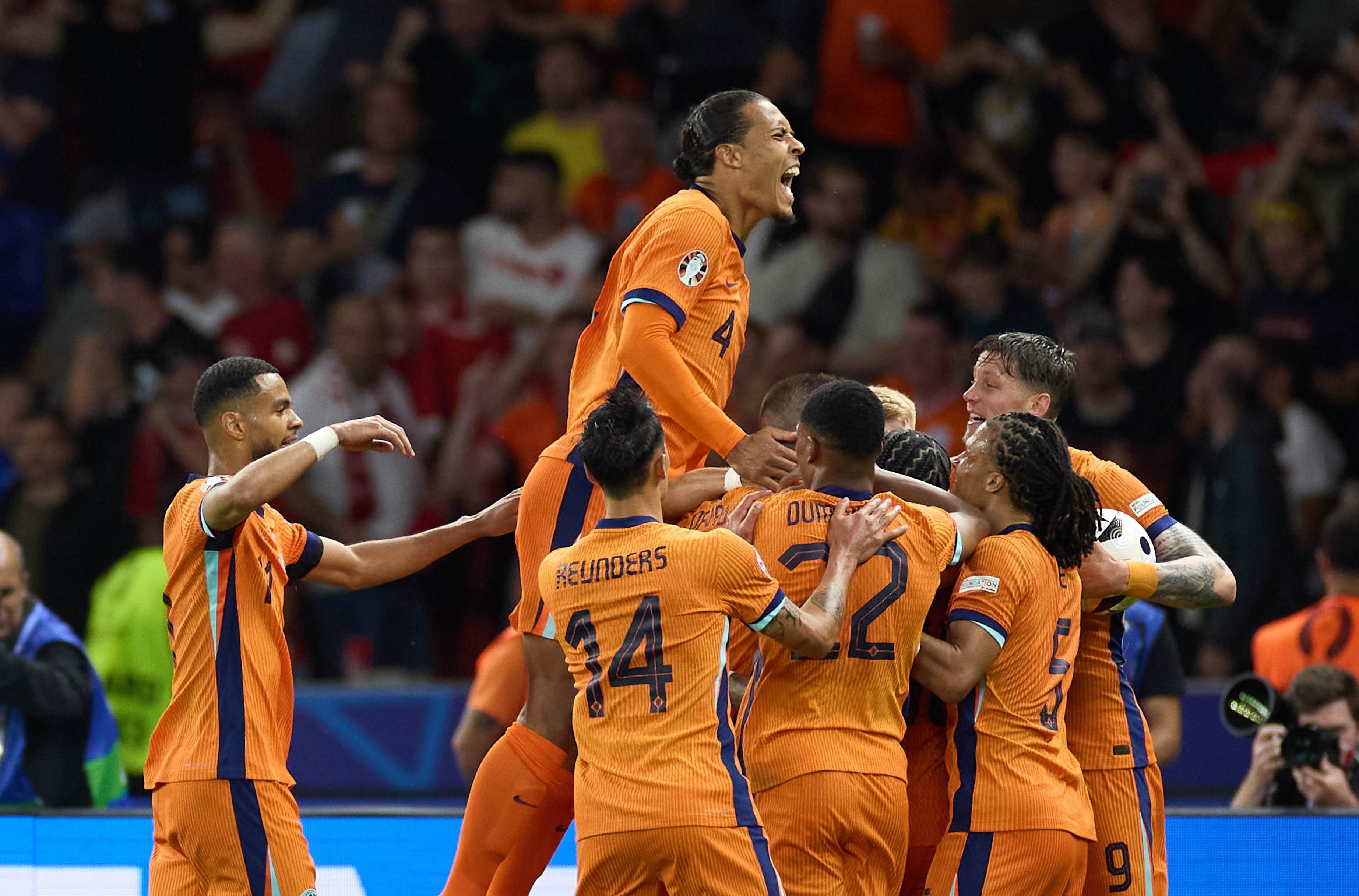 芬兰大胜西班牙，欧洲联赛发生激烈抢点