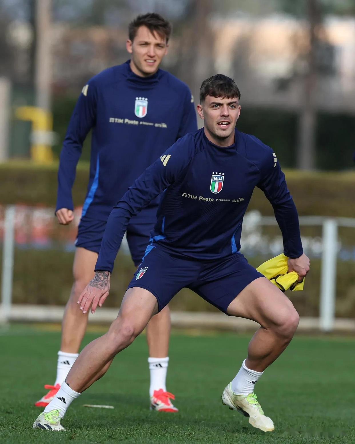 意大利球队在战场上展现出色技术