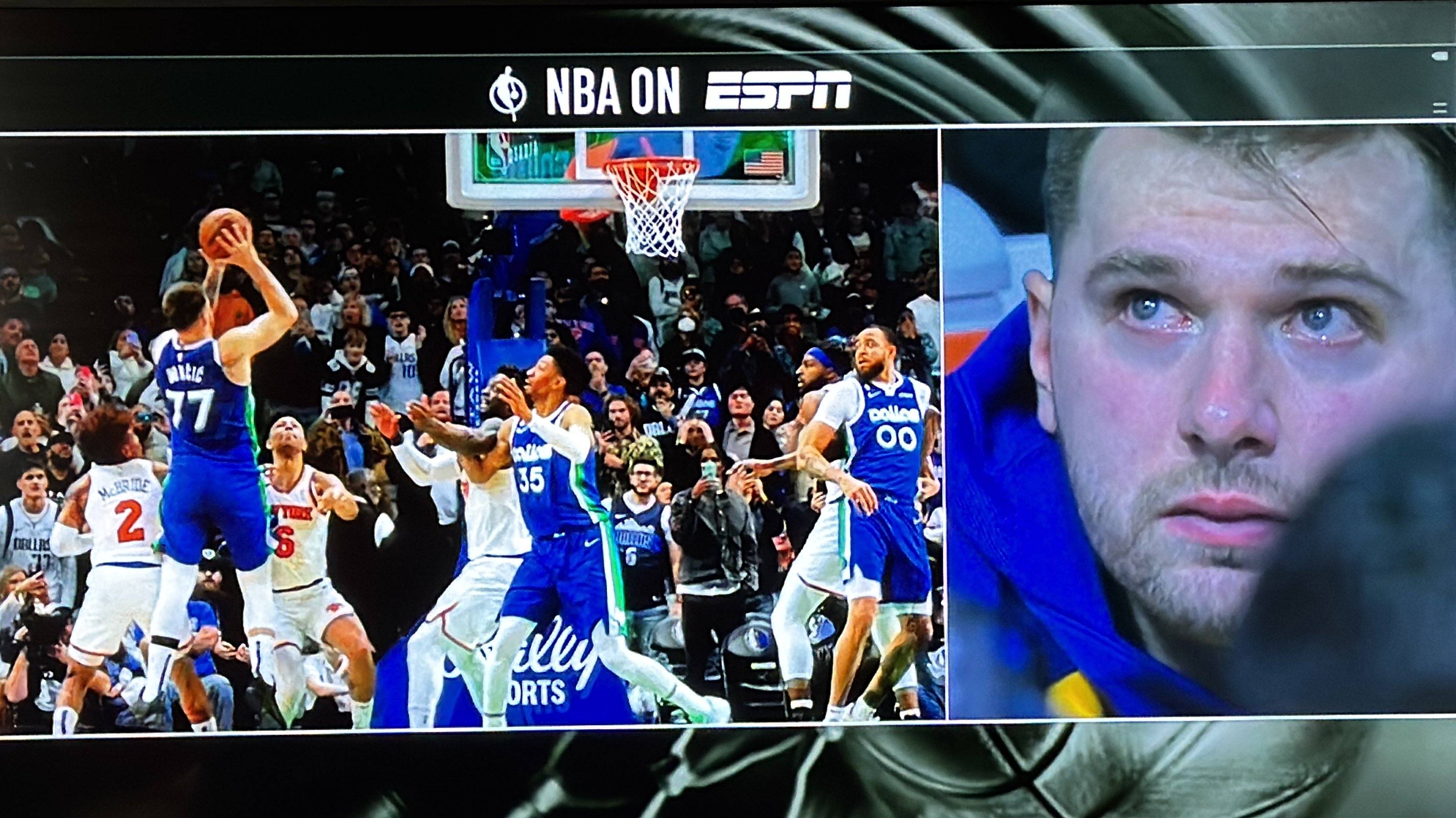 比赛中出现悬念，球迷热情欢呼