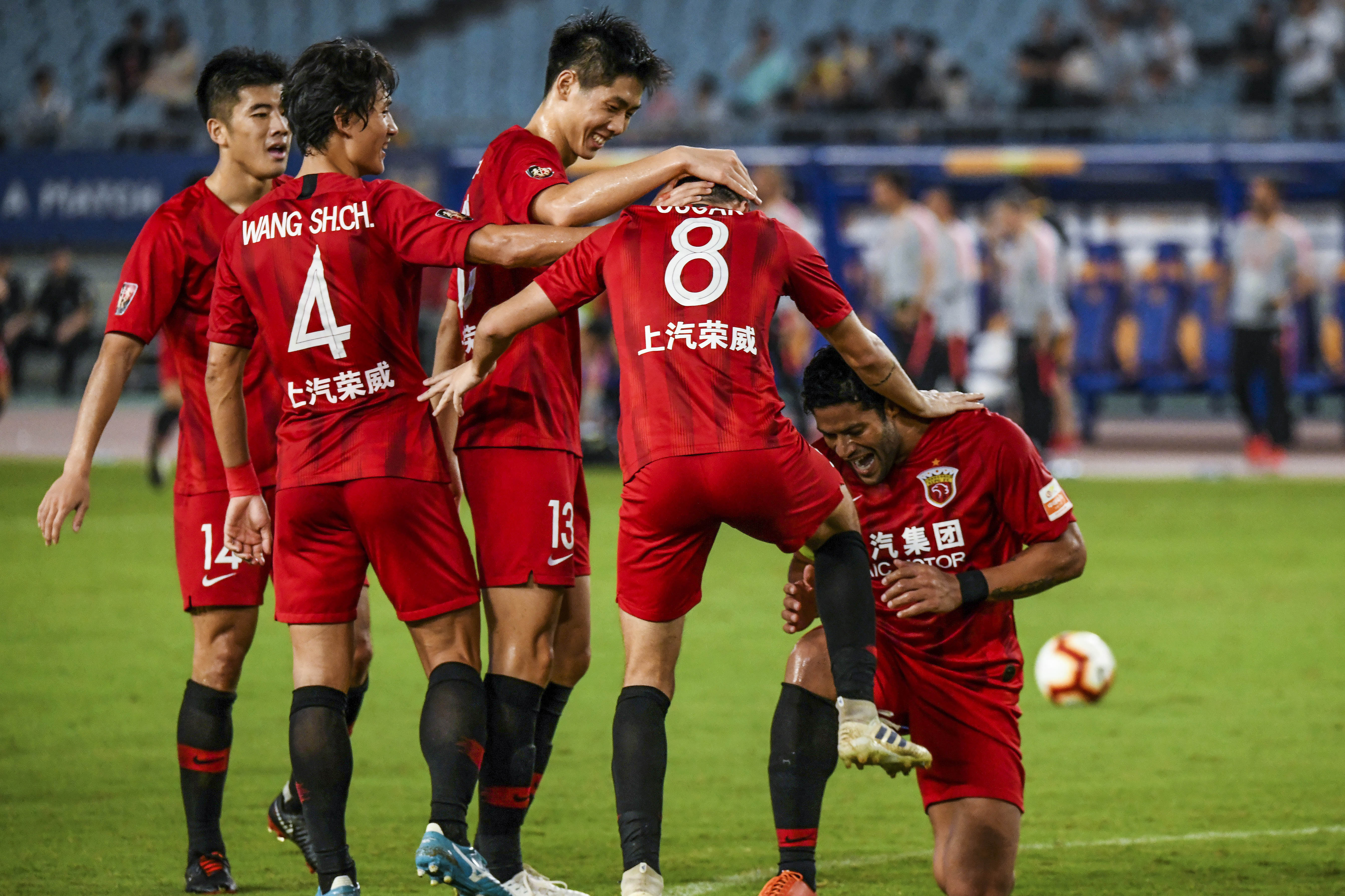 威廉希尔官网-苏宁客场2:0战胜鲁能，取得关键胜利