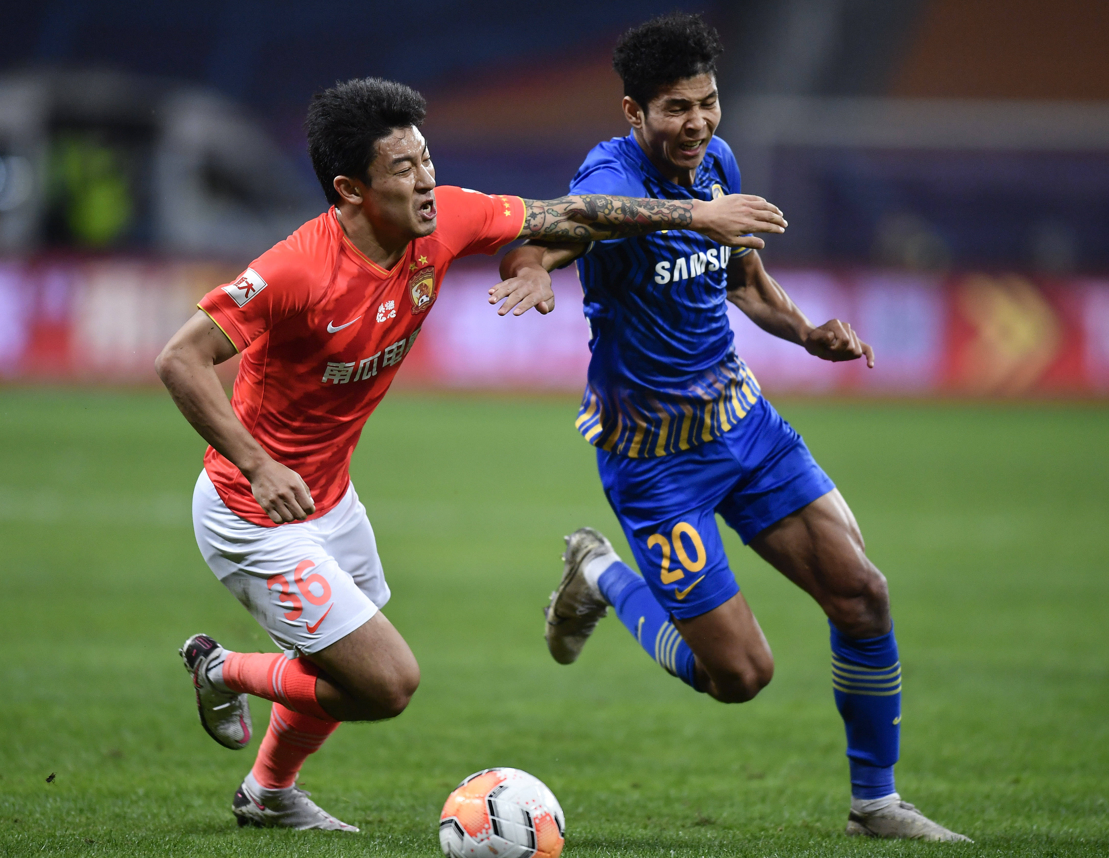 苏宁客场2:0战胜鲁能，取得关键胜利