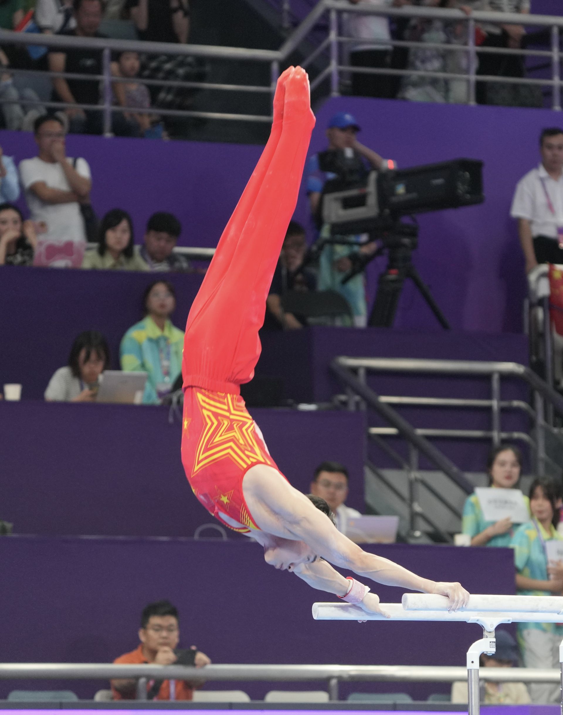 美国体操选手登顶男子双杠赛场，实现完美表现