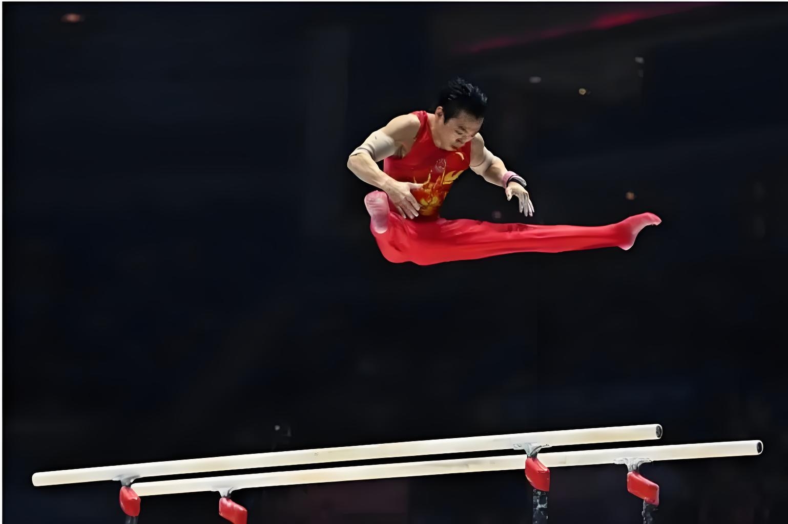 美国体操选手登顶男子双杠赛场，实现完美表现