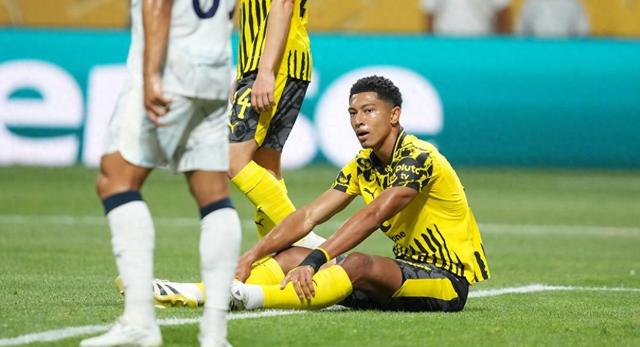 集体训练过程中，多特蒙德球员表现火热