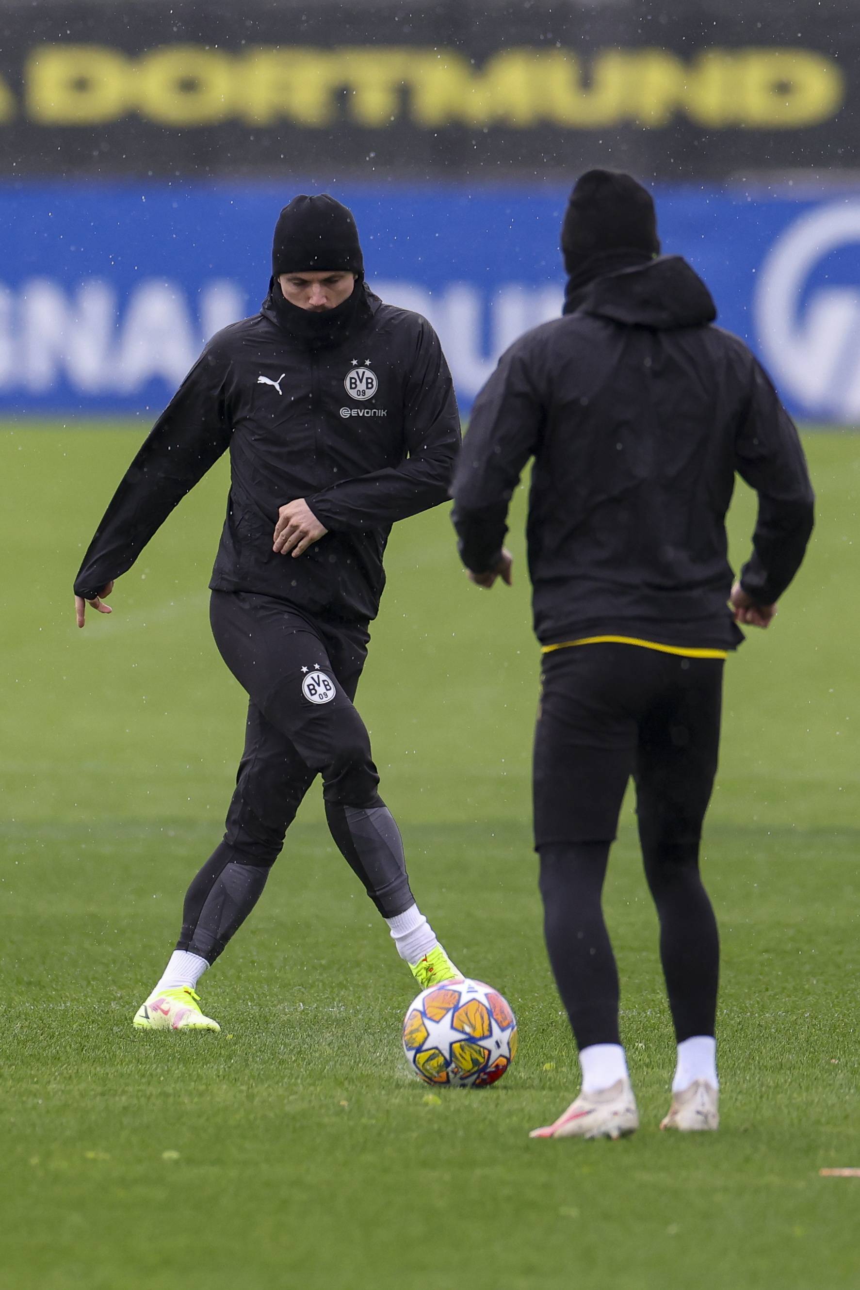 集体训练过程中，多特蒙德球员表现火热