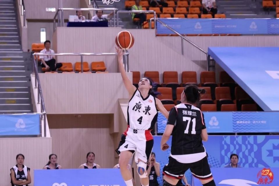广东队在比赛中展现出色的篮球技艺