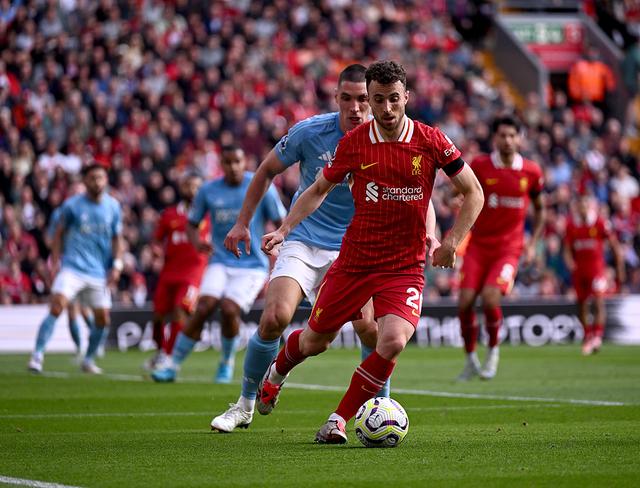 英超球队在联赛赛场上奋力拼搏