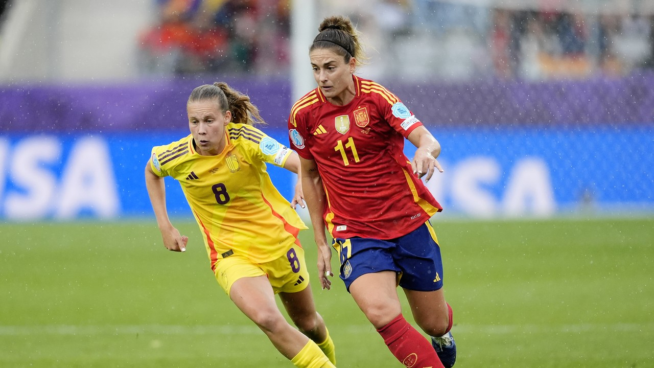 西班牙女足比赛受到观众热情欢迎