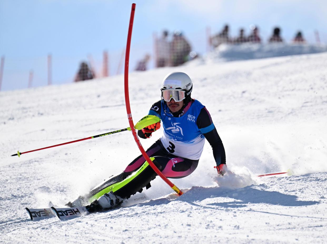 滑雪比赛选手技压群雄，勇夺桂冠