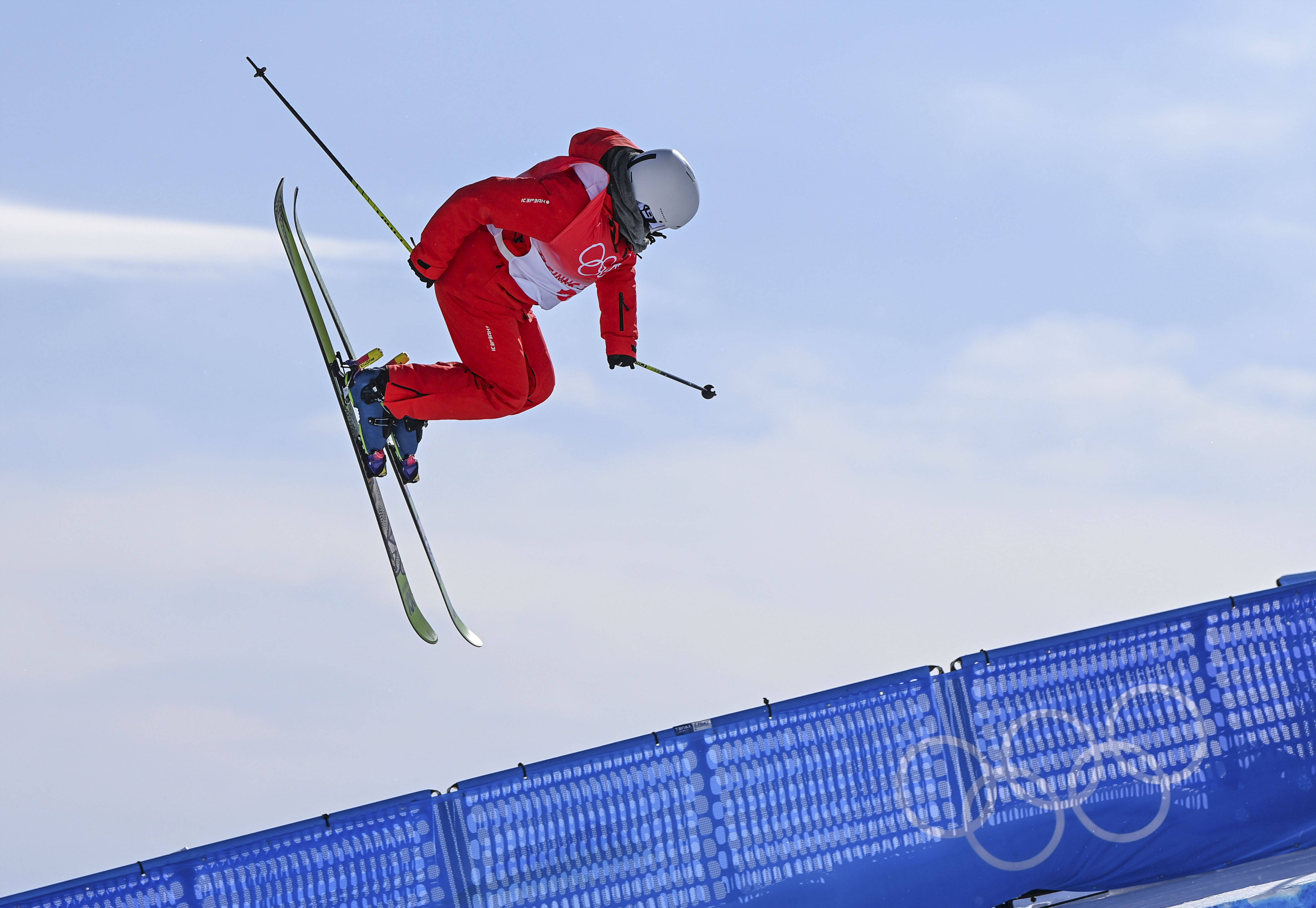 滑雪比赛选手技压群雄，勇夺桂冠