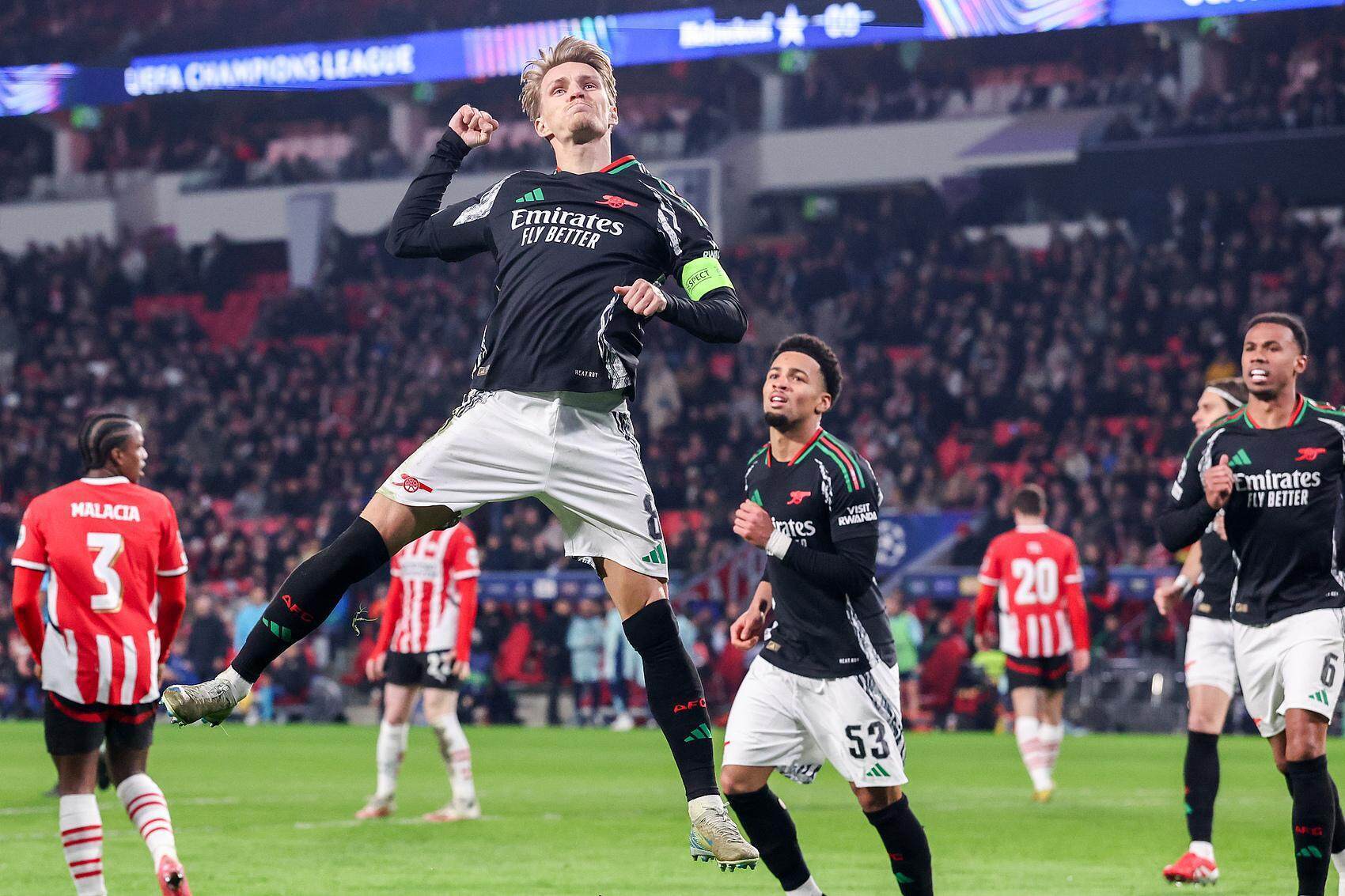 阿贾克斯客场战胜比尔森，小组领跑之路