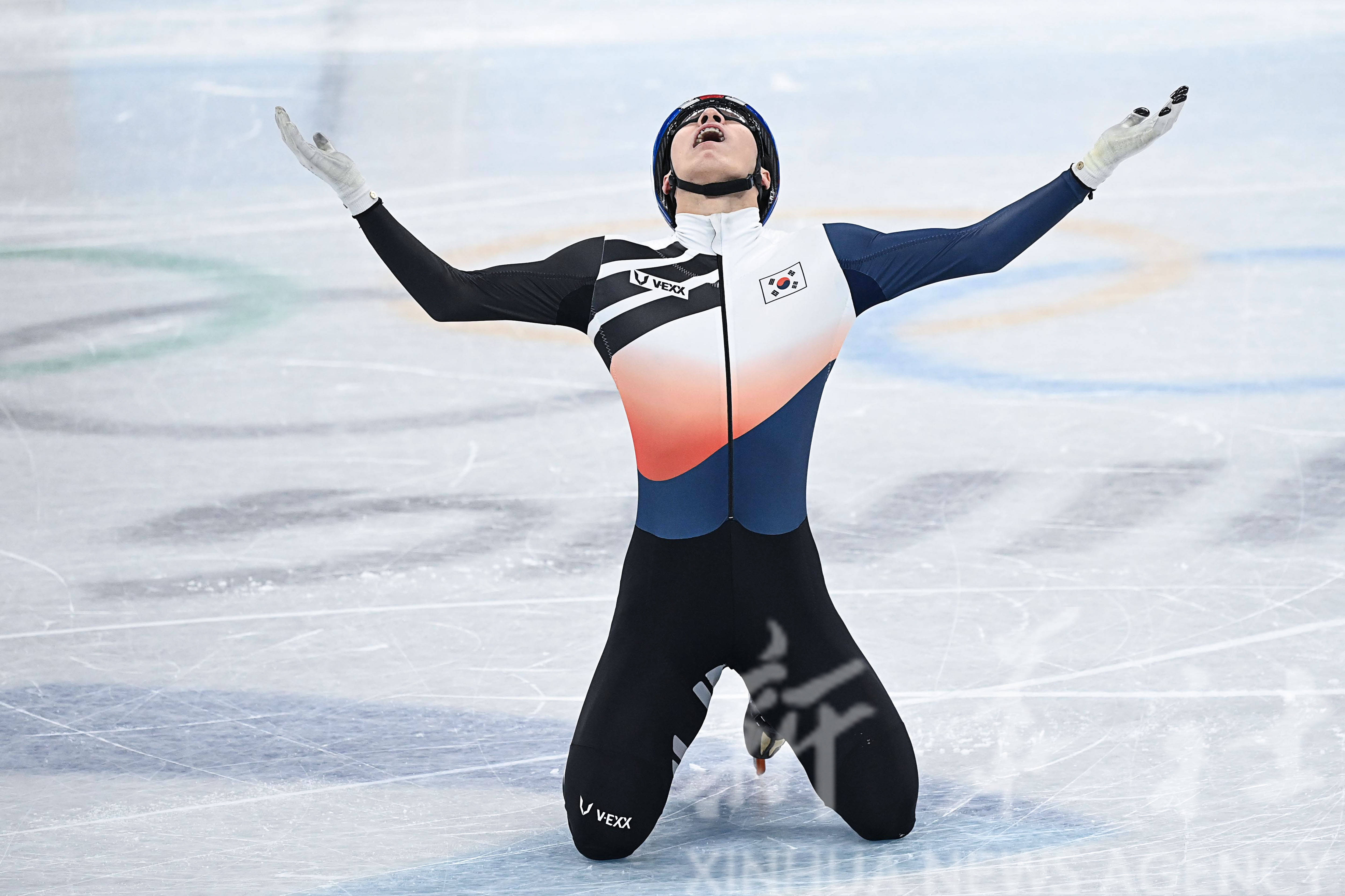 短道速滑：韩国选手突破终点夺冠