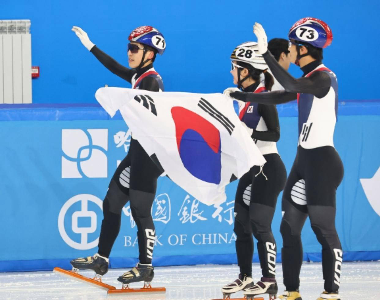 短道速滑：韩国选手突破终点夺冠