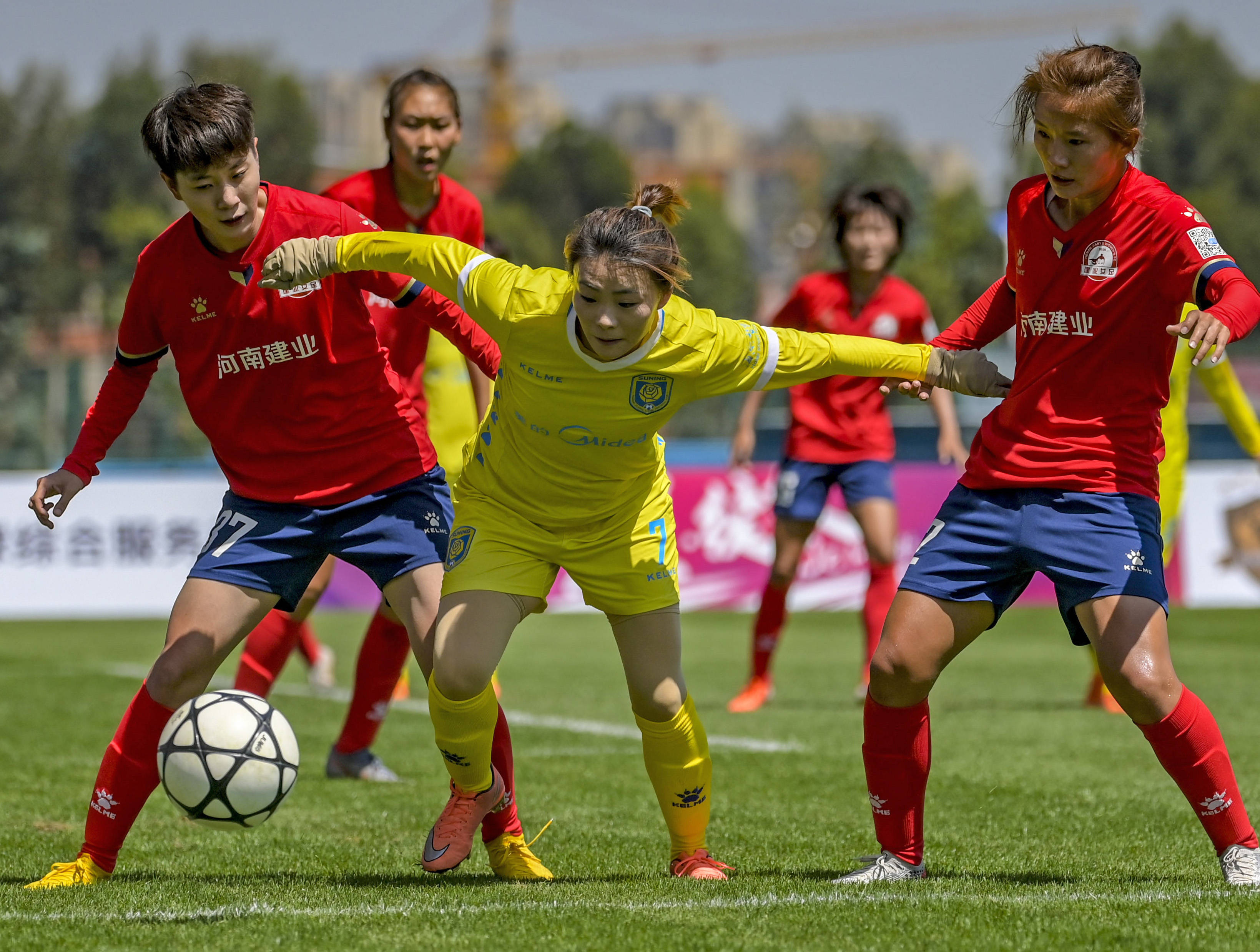 河南建业战胜对手，喜迎开门红笑逐颜开