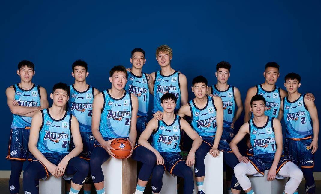 全明星球员展现超群篮球技艺