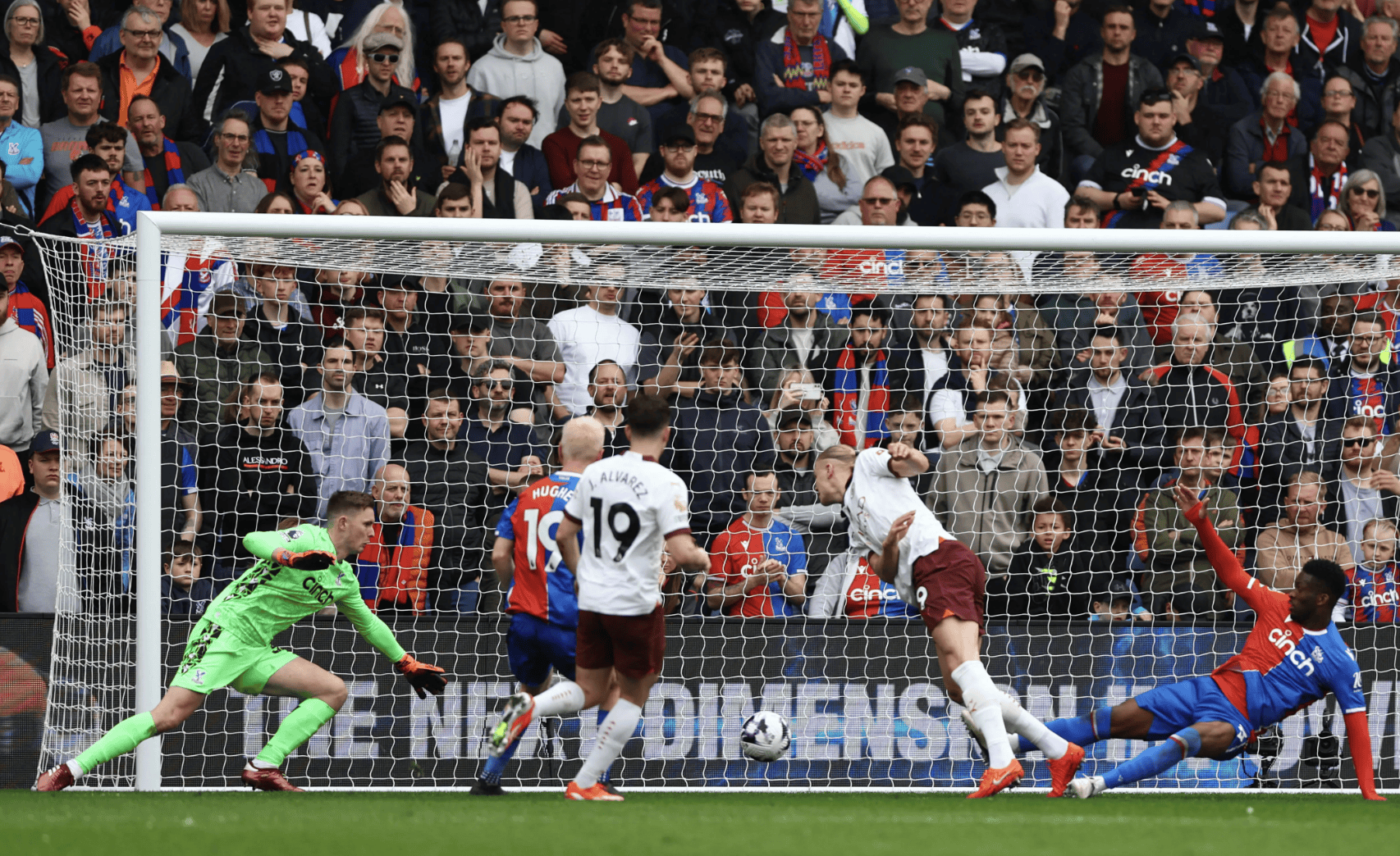 曼彻斯特城表现出色，轻松击败对手