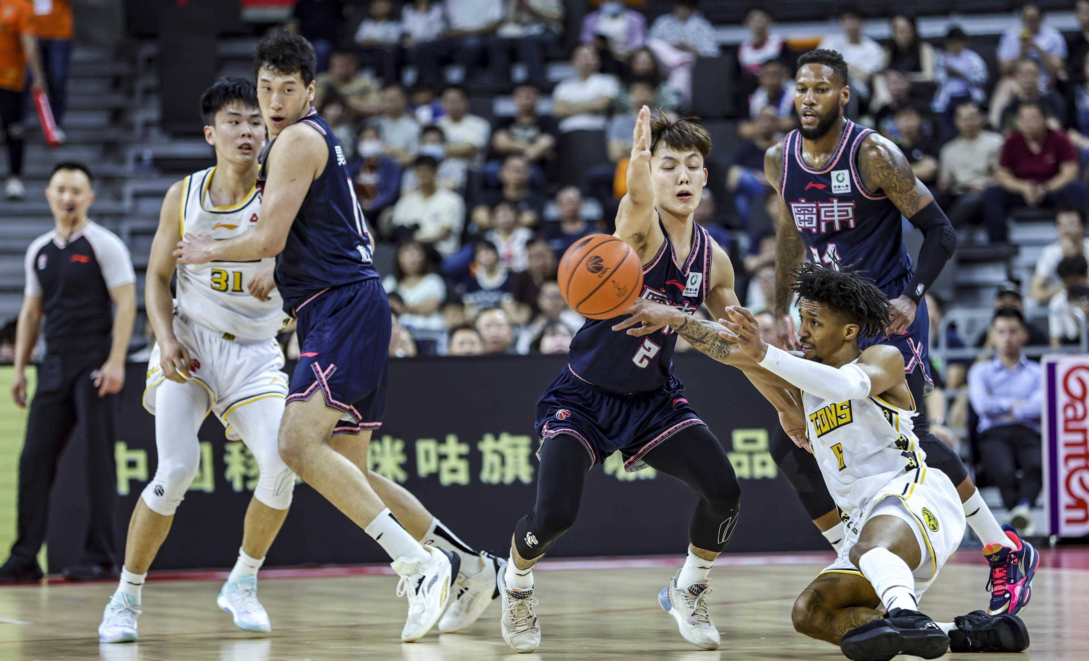 篮球联赛风波频发,球队外援引发争议 篮球联赛风波频发,球队外援引发争议