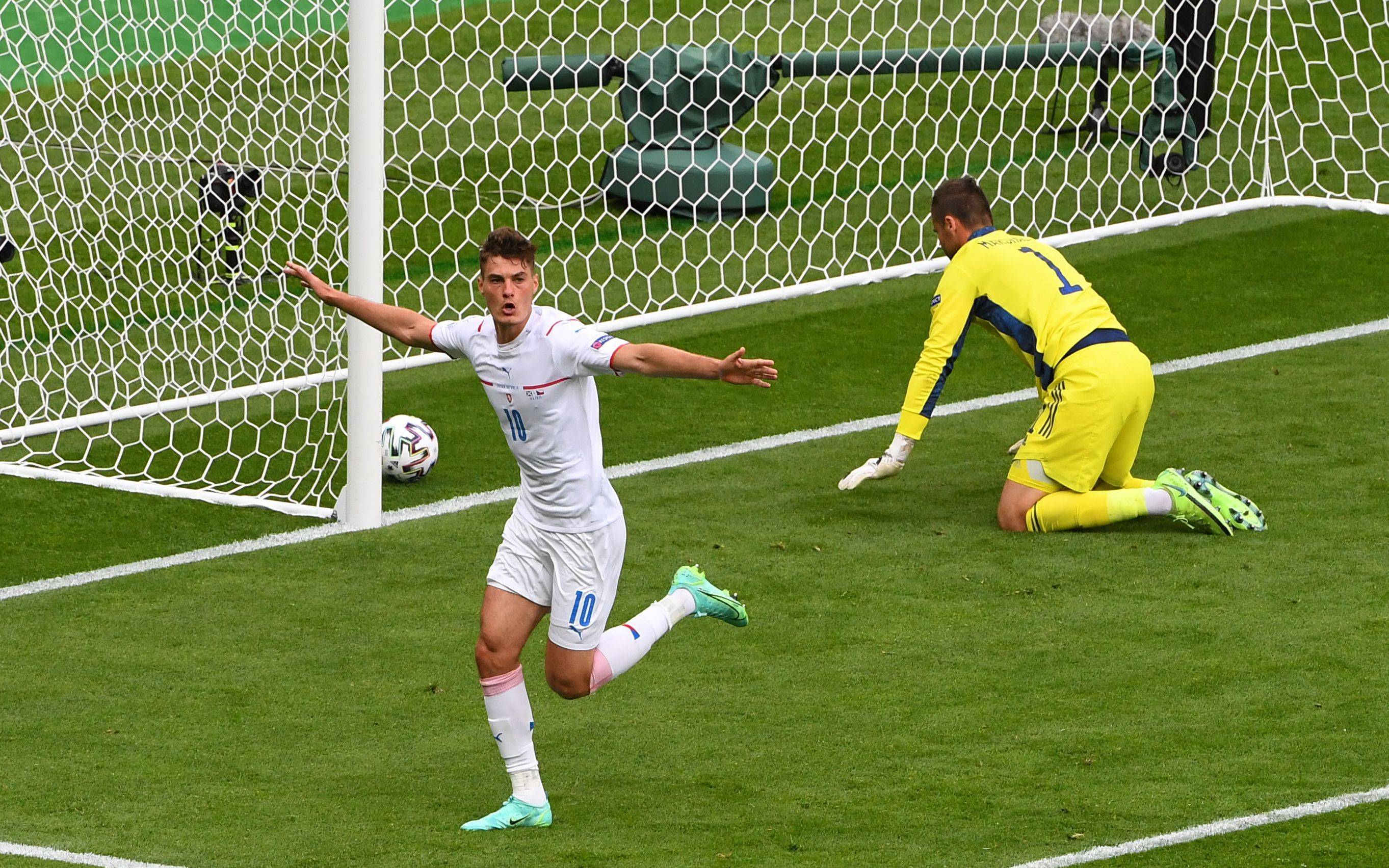 拜仁慕尼黑锋线火力全开，轻松晋级