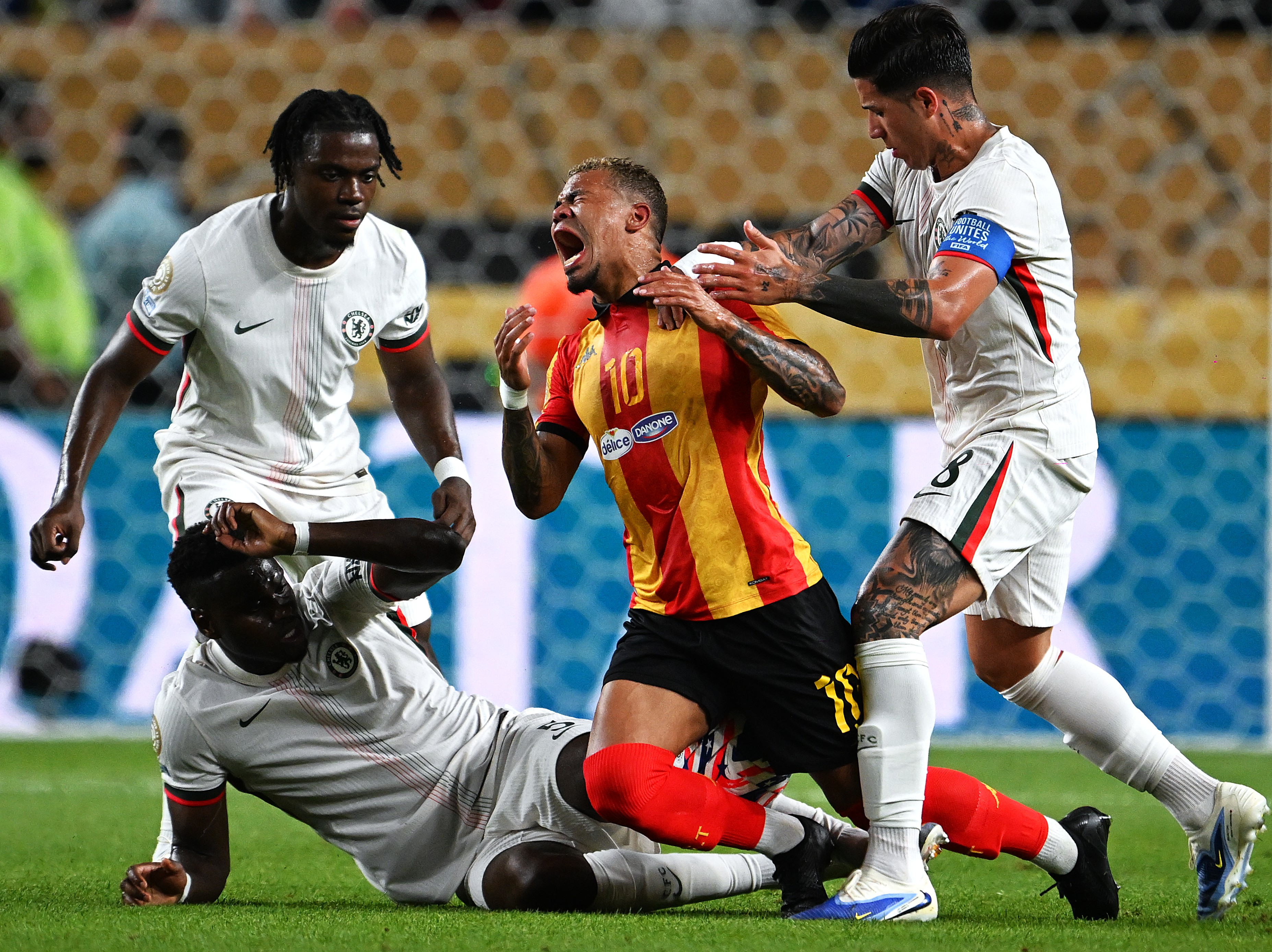 足球比赛精彩绝伦，焦点对决揭开世界足球杯之旅