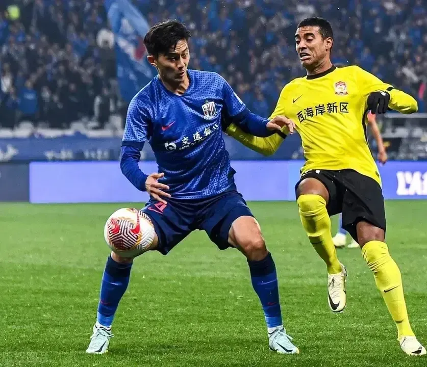 福建队在主场奏凯，球迷狂欢庆祝