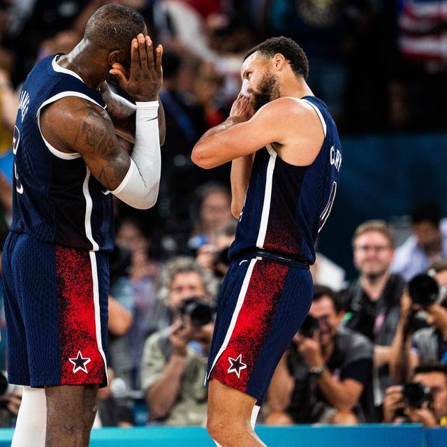 美国篮球选手在国际大赛中斩获冠军