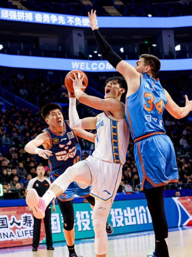 江西男篮客场战胜四川队，提升实力