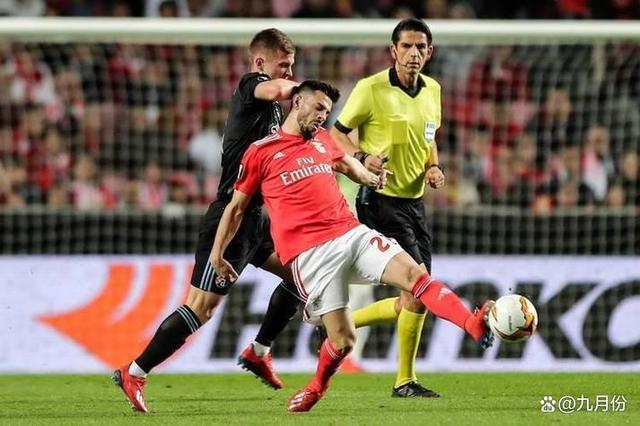 拜仁慕尼黑队员赢得关键比赛，受到观众喜爱