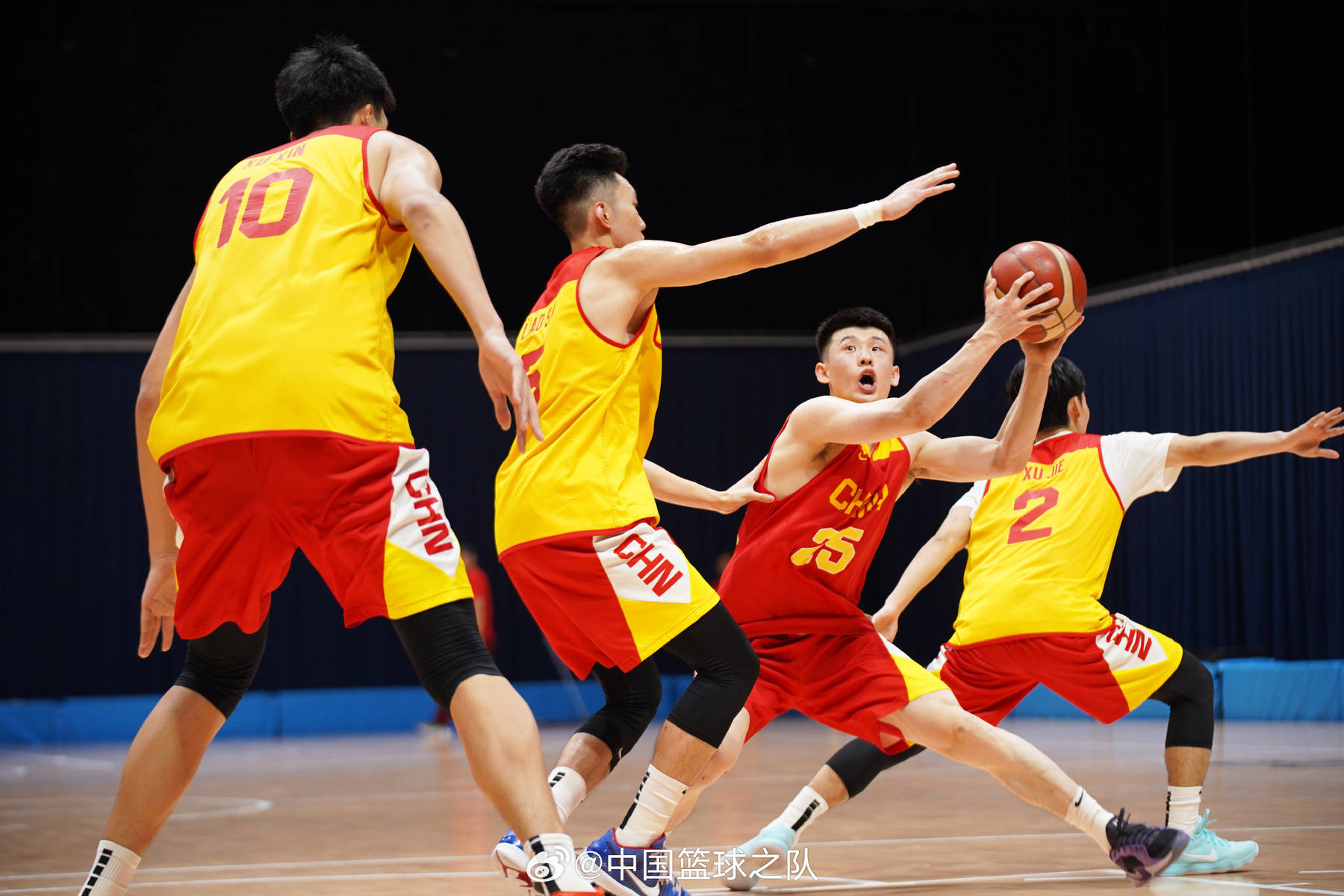 重庆男篮主场大获好战果,冲刺冠军 重庆男篮主场大获好战果,冲刺冠军