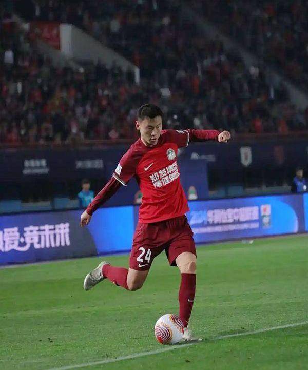 江苏中超战大连超越，江苏球队与辽宁队展开激动比赛