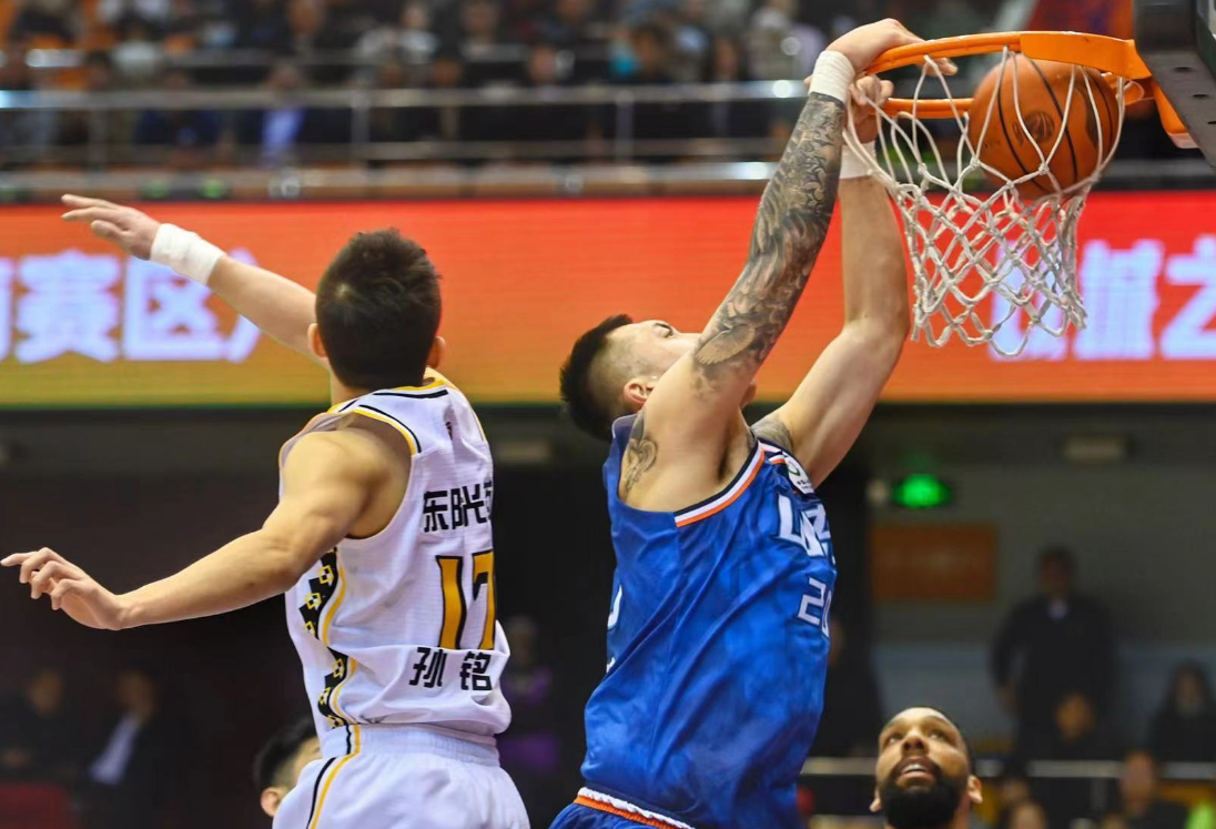 山东男篮在主场击败海南队，赢得胜利