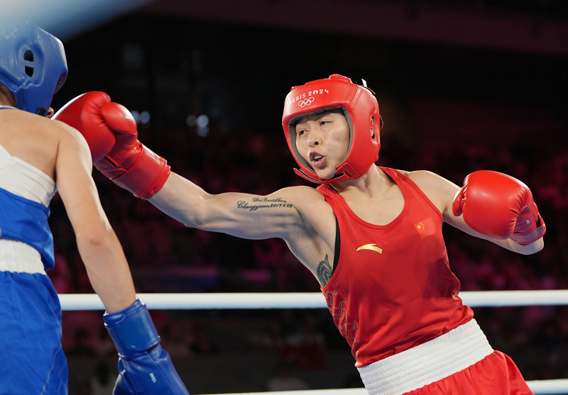 日本选手在拳击赛决胜时刻夺冠