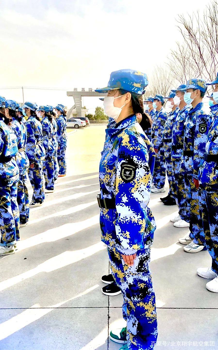 运动员洗涤冒汗后神采飞扬，精神状态良好