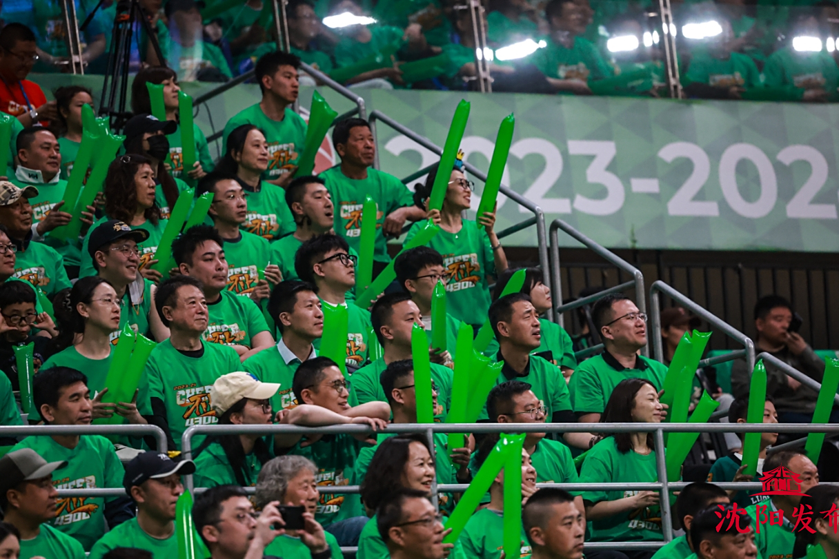 强队对决，现场观众热情高涨