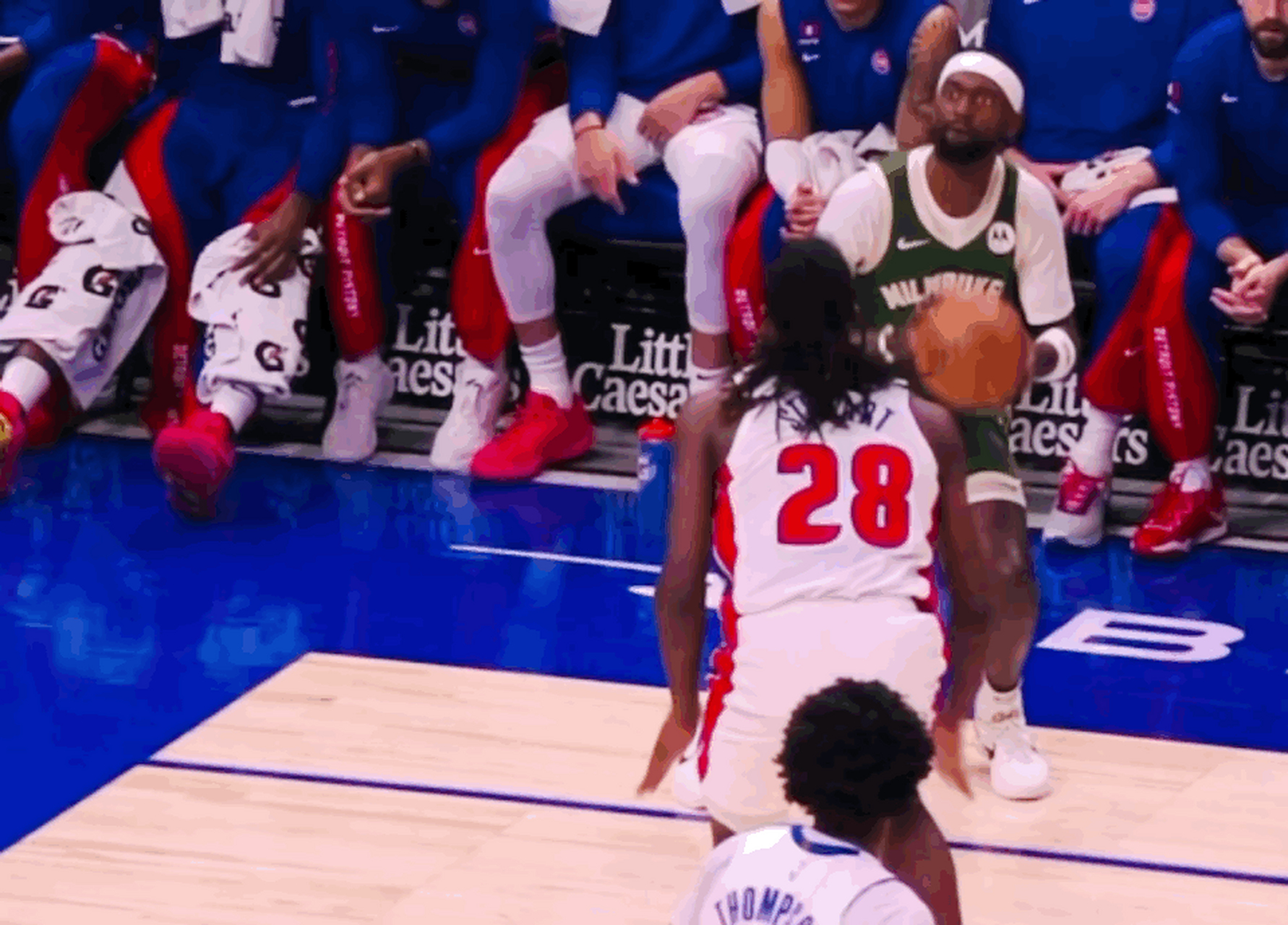 雄鹿中锋表现抢眼，全队掀翻对手