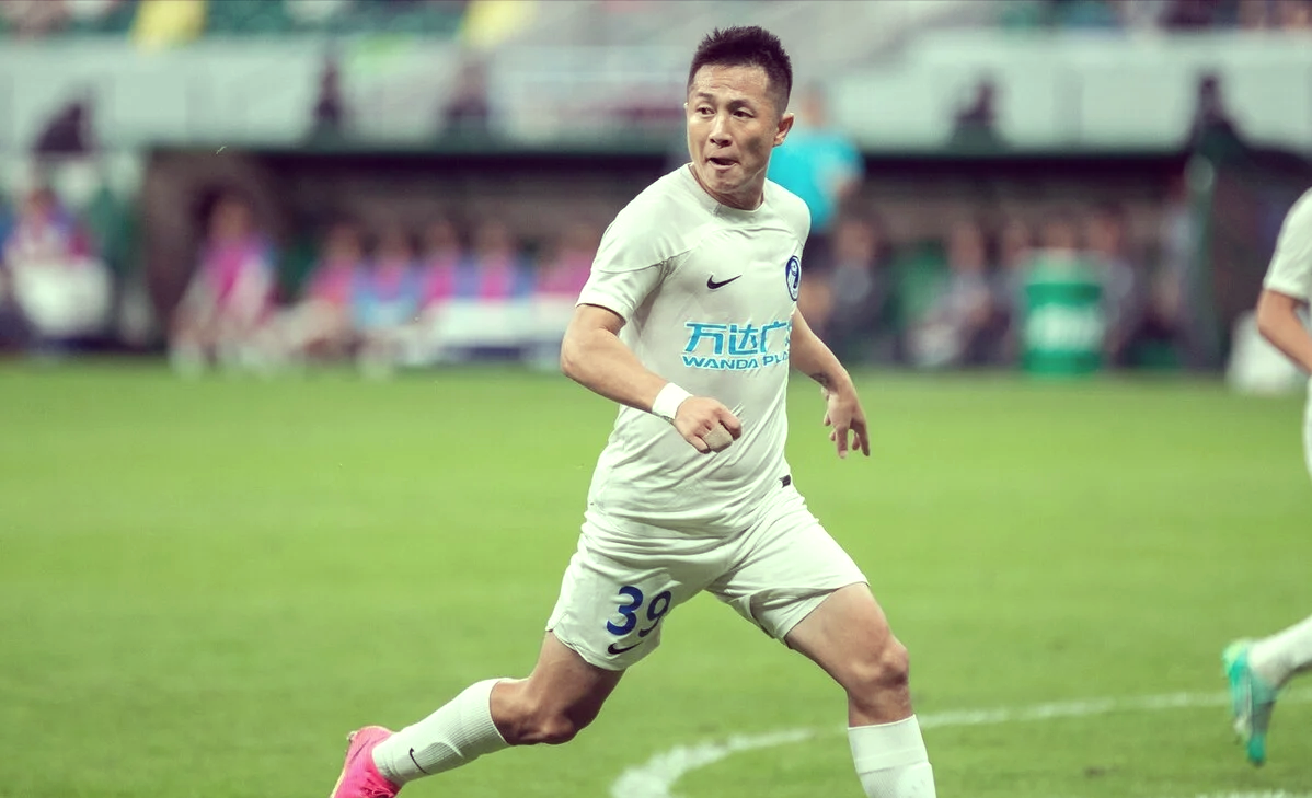 大连一方球员体能强劲，全面出击稳定前行