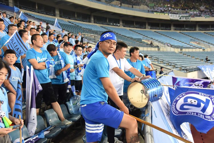 大连一方球员体能强劲，全面出击稳定前行