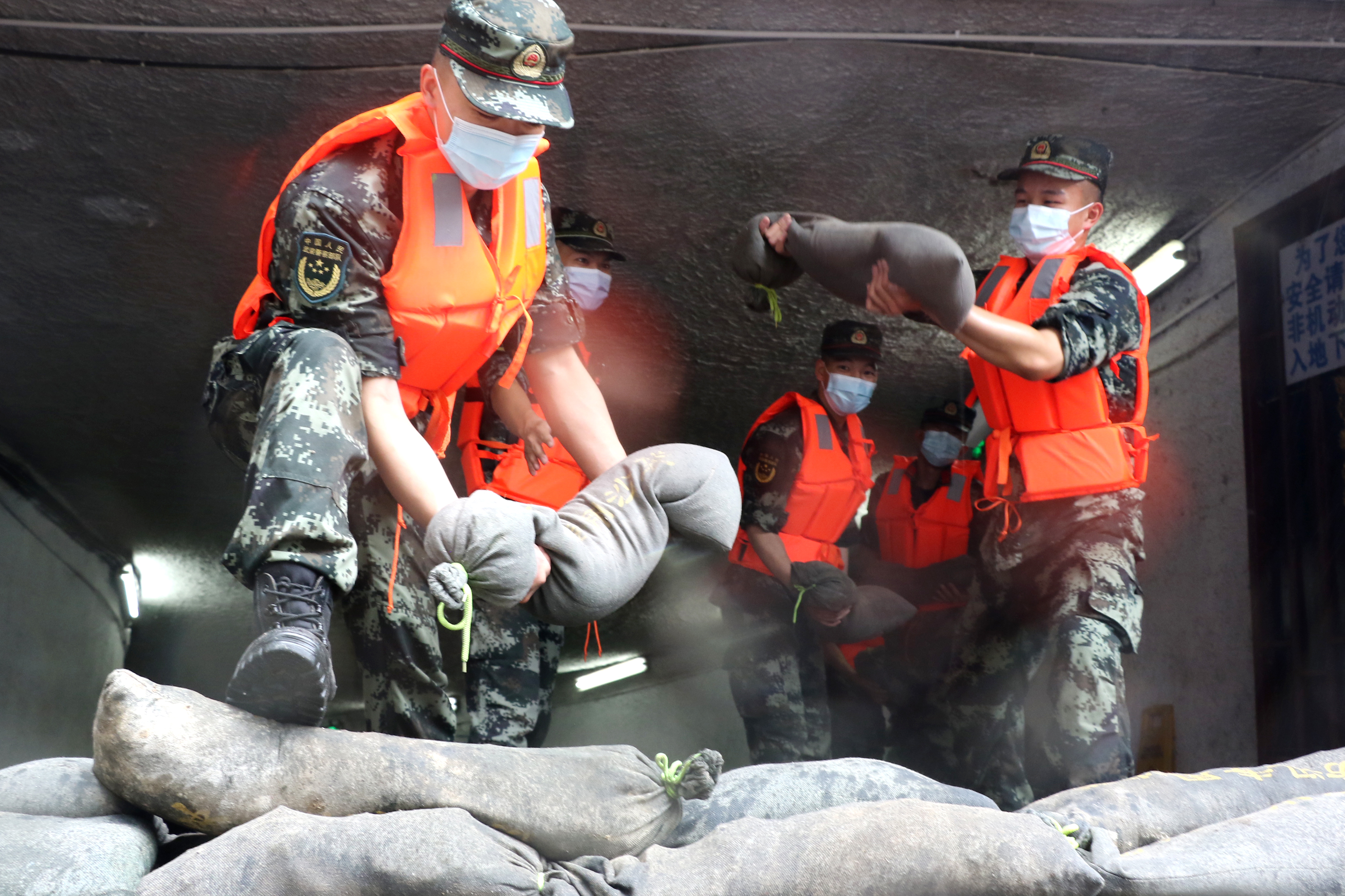 全力以赴迎战强敌，胜利的曙光即将降临！