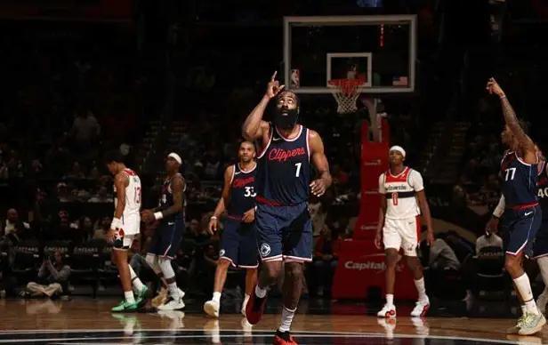 爵士队球员全力以赴，备战精神可嘉