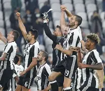 那不勒斯大比分完胜实现反弹，赢得球迷掌声