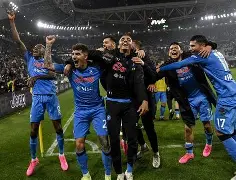 那不勒斯大比分完胜实现反弹，赢得球迷掌声