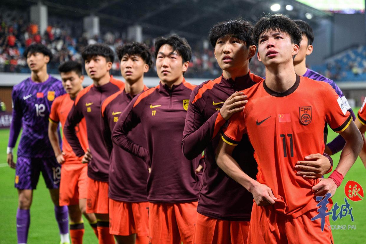 实力碾压：中国足球队在比赛中压倒对手