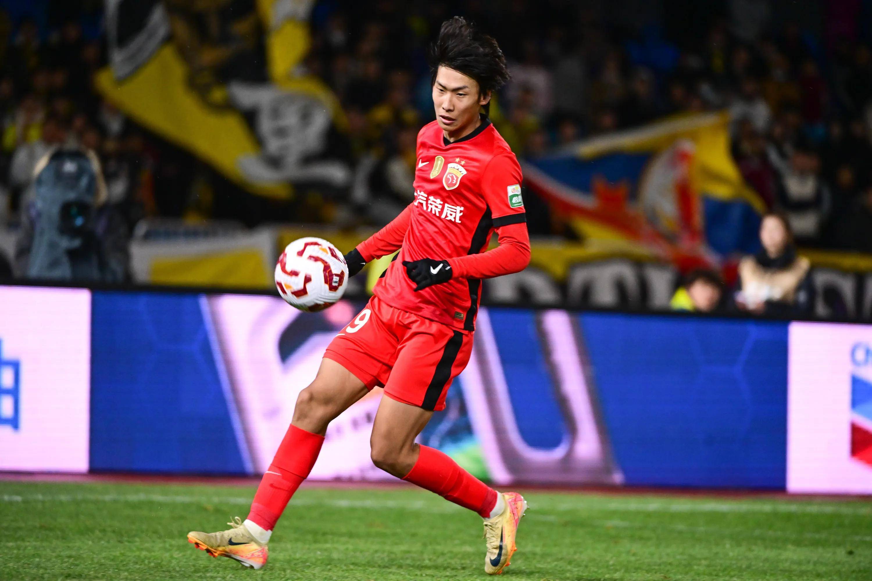 选秀大会召开，足球新星脱颖而出