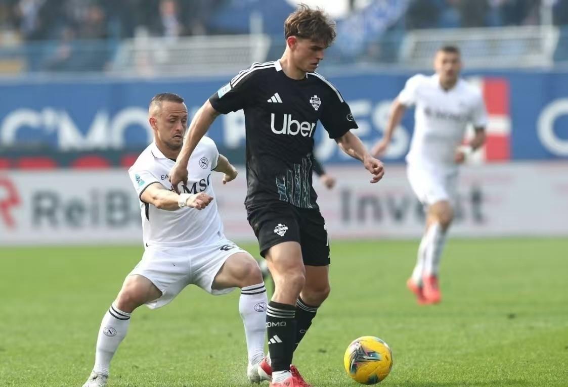 那不勒斯防守失误,输球成定局 那不勒斯防守失误,输球成定局