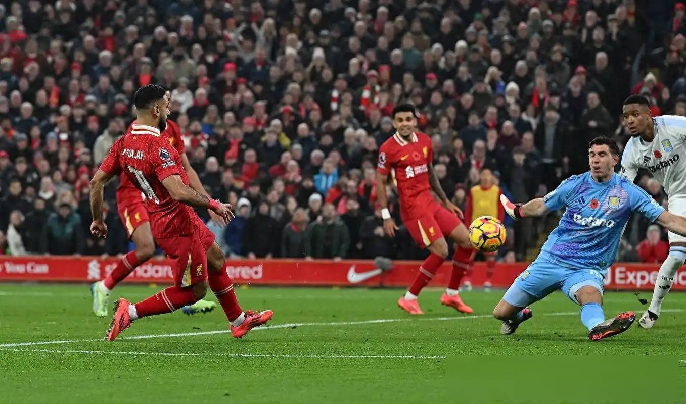 意甲比赛中球员的绝佳传球，助攻射手取胜