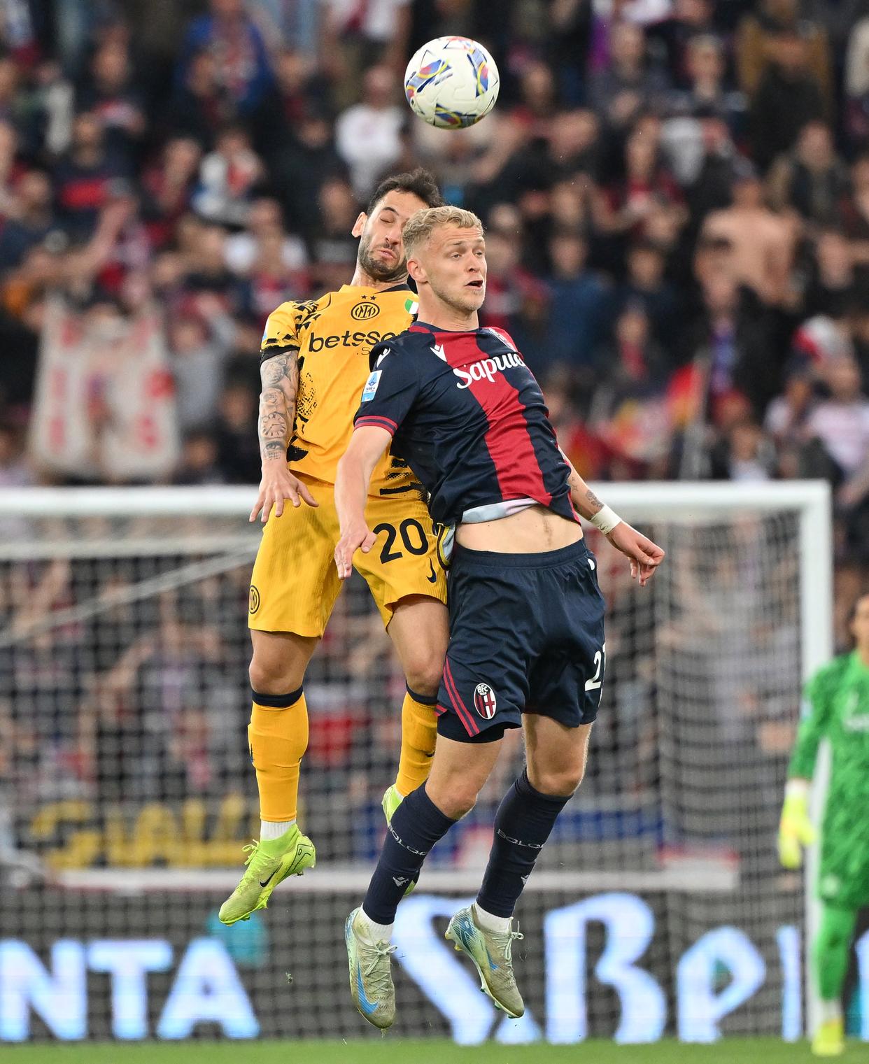 意甲比赛中球员的绝佳传球，助攻射手取胜