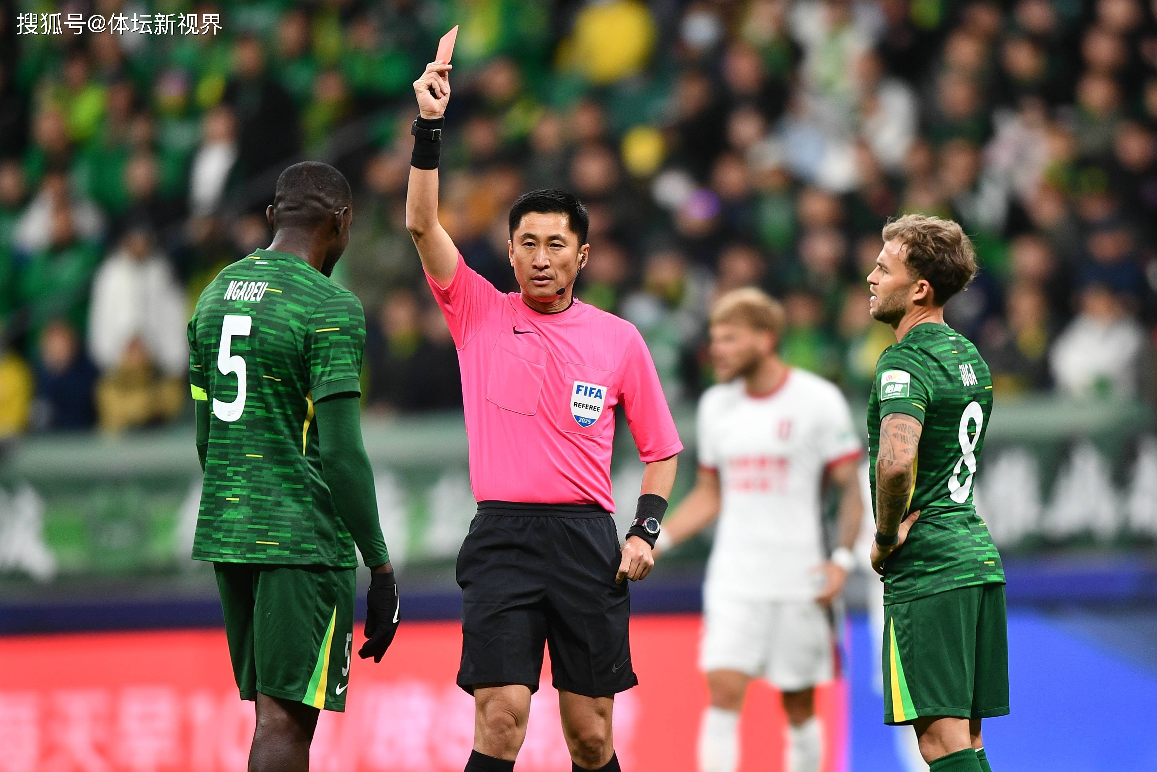 超高强度的比赛中，球员们全力以赴，掀起风暴