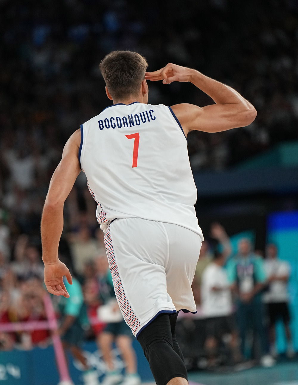 塞尔维亚篮球联赛开幕，球迷热情支持